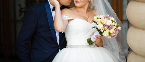 boda. día de la boda. hermosa novia y elegante novio caminando después de la ceremonia de boda. vestido de novia de lujo y ramo de flores. novia y novio en el día de la boda foto