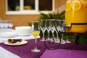 limonada fría y refrescante de cítricos en tarros de albañil con naranja, lima y limón foto