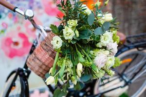 recuerdos del concepto abstracto ciclista muerto. ramo de flores de trapo y papel en una canasta blanca foto