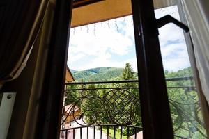 hermoso detalle de la sala de estar con vista al amanecer en el nuevo hogar foto