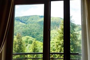 hermoso detalle de la sala de estar con vista al amanecer en el nuevo hogar foto