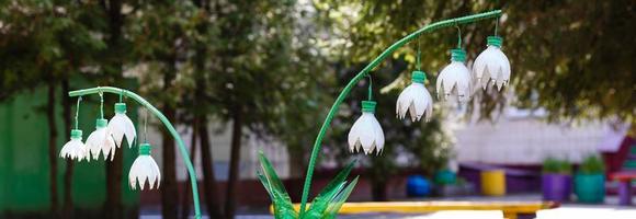 lirio de flores del valle hecho de botellas de plástico blancas en el jardín decoración de botellas de plástico foto