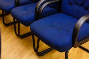 filas de sillas en una conferencia, en una audiencia o en un entrenamiento foto