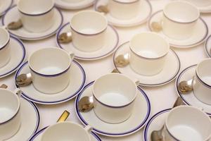 tazas de café servidas en una mesa blanca como en una cafetería foto