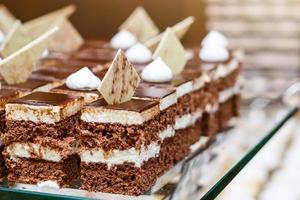 buffet dulce - pasteles de chocolate, suflé y panecillos suizos, catering foto