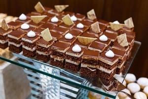 buffet dulce - pasteles de chocolate, suflé y panecillos suizos, catering foto