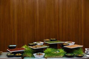 grupo de personas catering comida buffet interior en restaurante de lujo con carne coloridas frutas y verduras foto
