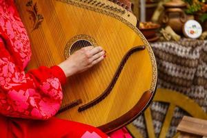 niña tocando la bandura foto