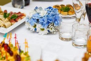deliciosa mesa de buffet en un evento de lujo con una variedad de platos de carne fría y ensaladas y verduras frescas y coloridas foto