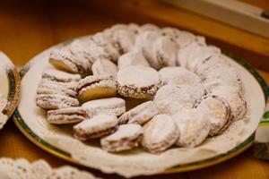 alfajores galletas recién horneadas primer plano en un plato sobre la mesa. horizontal foto