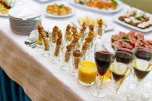 deliciosa mesa de buffet en un evento de lujo con una variedad de platos de carne fría y ensaladas y verduras frescas y coloridas foto