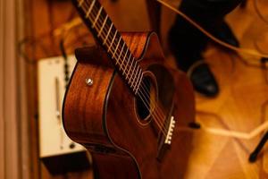 instrumentos de percusión con guitarra acústica sobre tablas de madera con fondo negro, concepto musical creativo foto