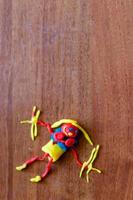 muñeca de plastilina de masa de arcilla colorida hecha por niño foto