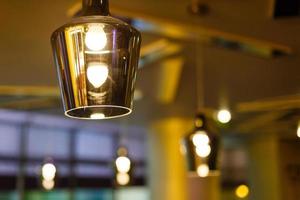 interior del restaurante con grandes lámparas de luz dorada foto