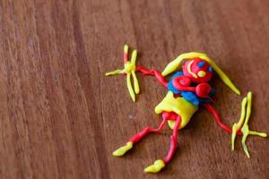 muñeca de plastilina de masa de arcilla colorida hecha por niño foto