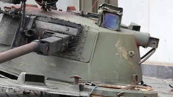 Krieg in der Ukraine. zerstörter panzer mit abgerissenem turm mit av darauf. kaputte und verbrannte russische Panzer. Bezeichnungsschild oder Symbol in weißer Farbe auf dem Tank. zerstörte militärische Ausrüstung. video