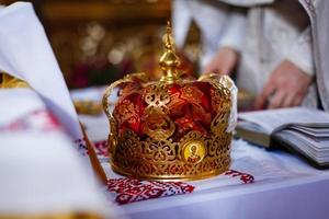 corona para boda en oro de la iglesia ortodoxa foto