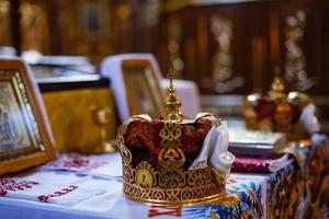 corona para boda en oro de la iglesia ortodoxa foto