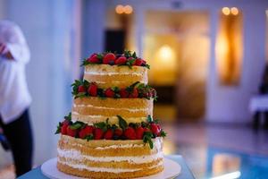 pastel de bodas con bizcochos abiertos, crema y fruta. arándanos, fresas, frambuesas, grosellas rojas. foto