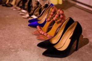 filas de coloridos zapatos de mujer foto
