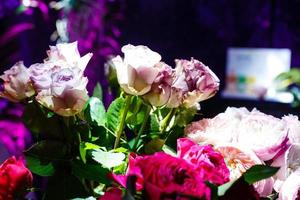 rosas multicolores en una decoración floral de boda foto