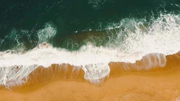conceito de vídeo aéreo o plano de fundo para o verão. mar de ondas com belas praias de phuket, tailândia. video