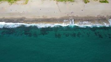 vista das ondas do mar com drone aéreo video