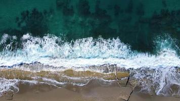 visie van zee golven met antenne dar video