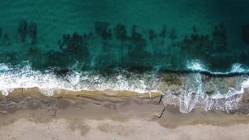 vue sur les vagues de la mer avec drone aérien video
