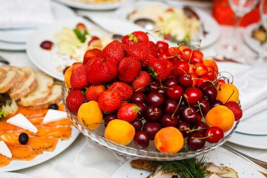 mesa de boda decoración de frutas en el restaurante, piña, fresa, uva fresa uva mesa buffet foto