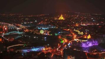 timelapse de la noche de la tarde de la ciudad capital de tbilisi, georgia video