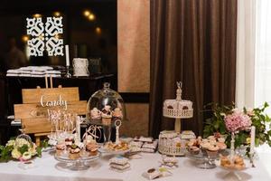 mesa de postres de barra de dulces de recepción de boda deliciosa foto