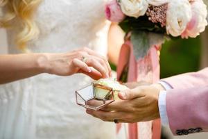 la novia y el novio intercambian anillos durante una ceremonia de boda, una boda en el jardín de verano foto