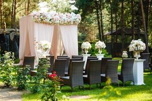hermosos elementos de decoración de diseño de ceremonia de boda con arco, diseño floral, flores y sillas.