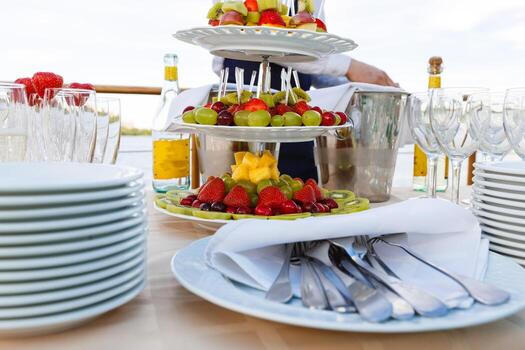 decoración de frutas de mesa de boda en el restaurante, piña, fresa, uva foto