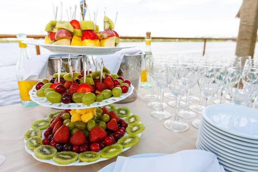 decoración de frutas de mesa de boda en el restaurante, piña, fresa, uva foto