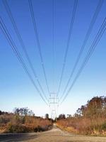 rastro siguiendo una línea de cables eléctricos aéreos foto