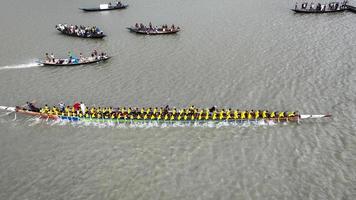 carrera de botes tradicionales en bangladesh foto