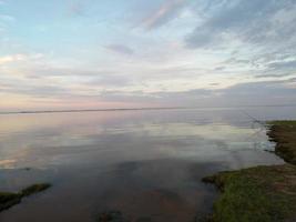 puesta de sol. cielo de la tarde en la noche en el lago foto