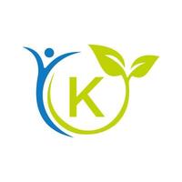 diseño del logotipo de atención médica de la letra k. plantilla de logotipo médico. logotipo de fitness y salud humana vector