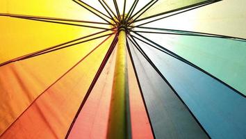 primer plano de paraguas de colores. color abstracto foto