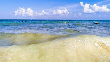 playa caribeña tropical agua clara turquesa playa del carmen méxico. foto