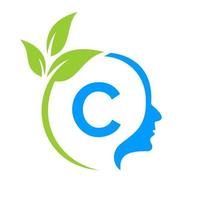 cerebro de árbol pequeño en el diseño del logotipo de la letra c. plantilla de signo de cabeza de hoja cuidado de la salud y fitness, vector de concepto de cabeza de pensamiento de hoja ecológica