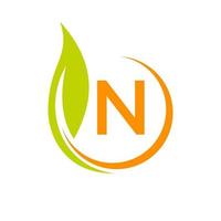 concepto de logotipo ecológico de letra n con icono de hoja verde vector
