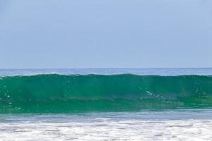 enormes olas de surfistas en la playa puerto escondido méxico. foto