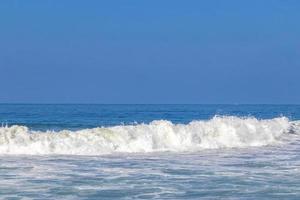 enormes olas de surfistas en la playa puerto escondido méxico. foto