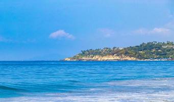 playa arena agua azul enorme surfista olas puerto escondido mexico. foto