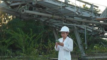 porträt eines professionellen asiatischen bergbauingenieurs am arbeitsplatz. video