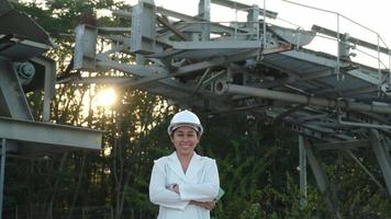 retrato do engenheiro de mineração asiático profissional no local de trabalho. video