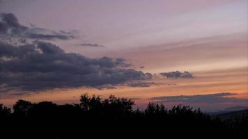 tempo periodo di bellissimo cielo scenario con nuvole a tramonto. aereo Visualizza di il nuvole sopra il cielo con il d'oro raggi di il sole. video